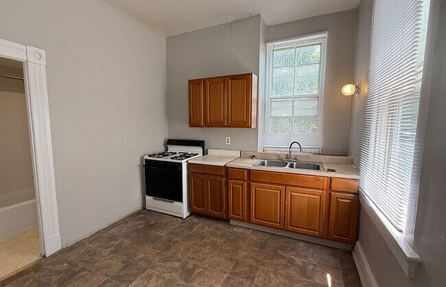 Building Photo - 3210 Bishop St