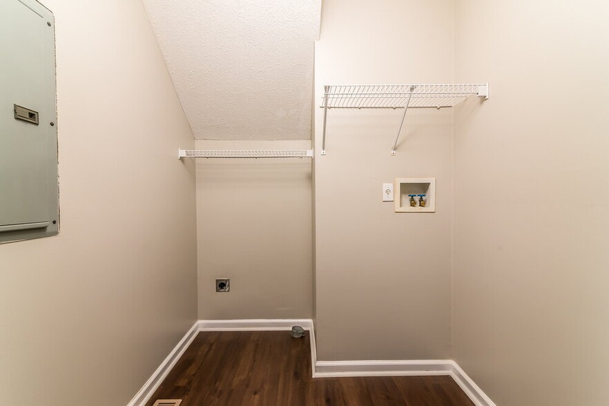 Building Photo - 107 Walton Trce S