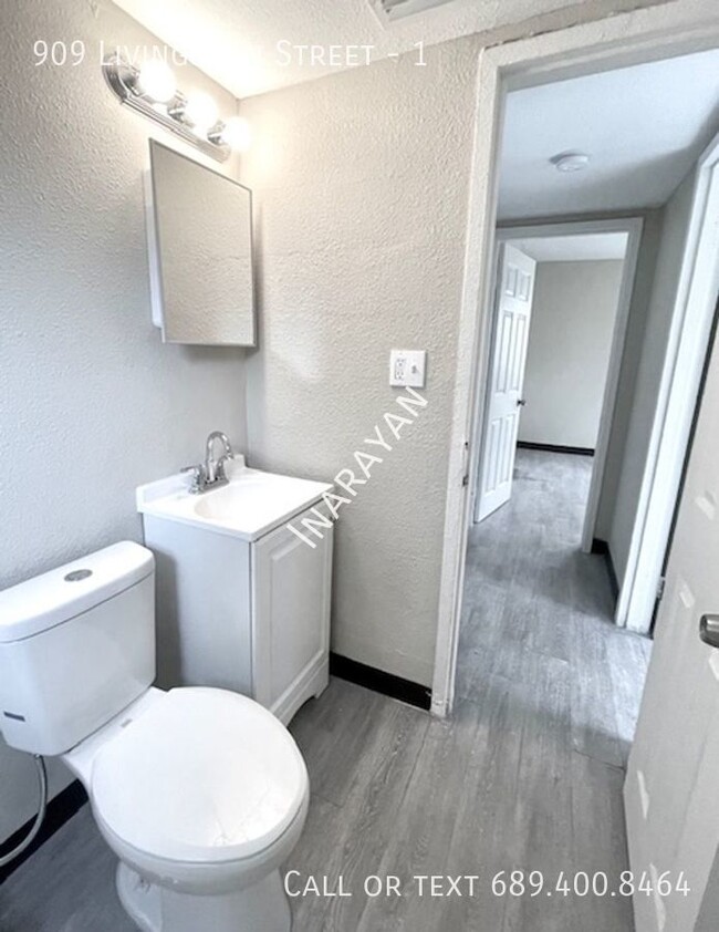 Building Photo - Newly Remodeled 2/1 apartment AVAILABLE NOW