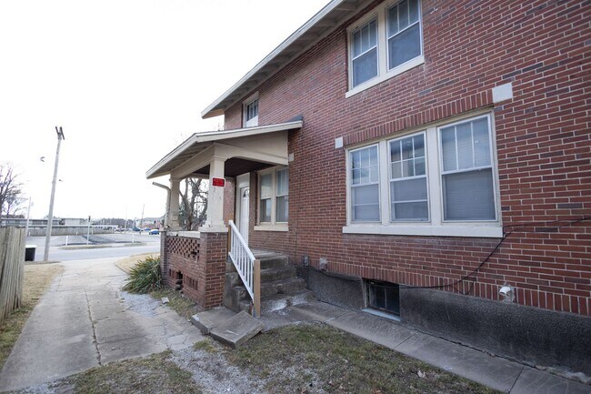 Building Photo - 427 E Cherry St