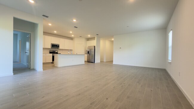 Building Photo - 9230 Country House Dr