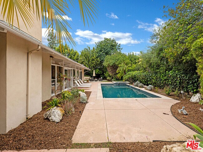 Building Photo - 3835 Sapphire Dr