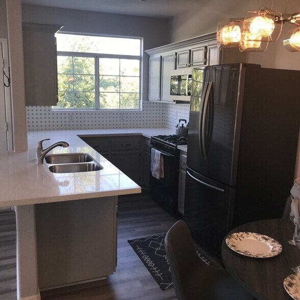 KITCHEN - 2201 Ramsgate Dr