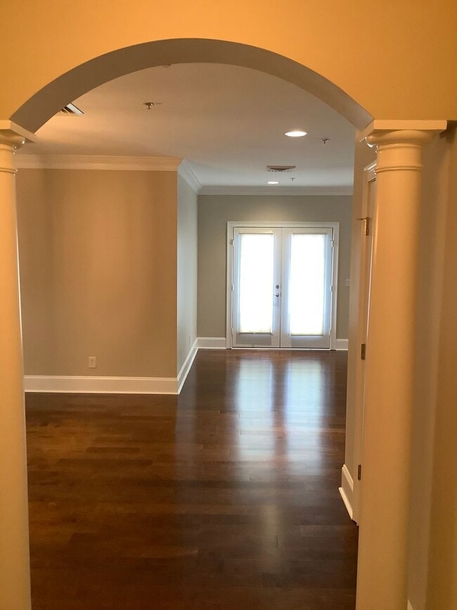 Building Photo - Newly Renovated! Music Row Gated Condo