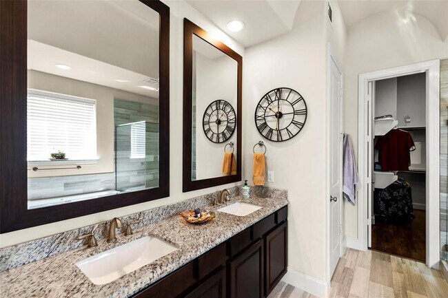 Building Photo - 2318 Hutchins St