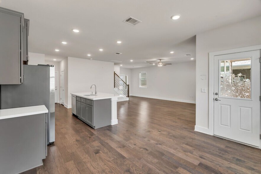 Building Photo - 15607 Ellinger Dr