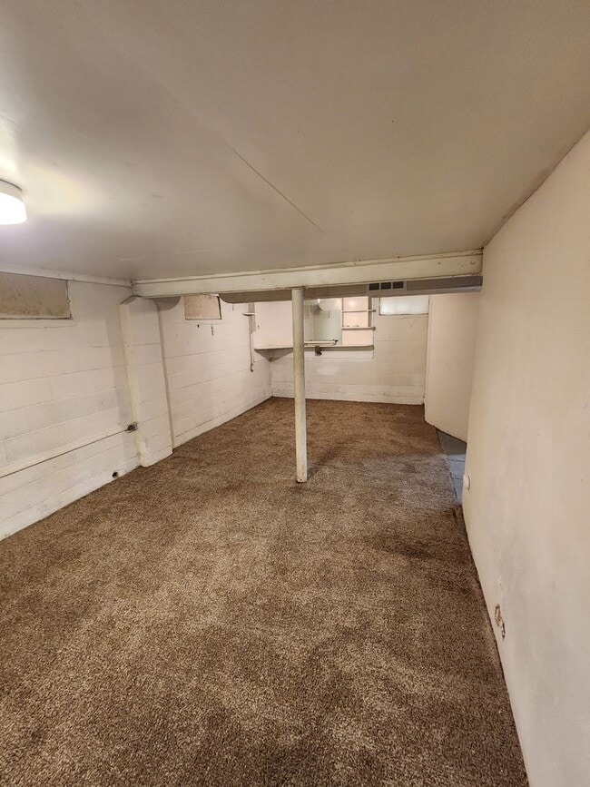 Building Photo - 2 Bed 1 Bath