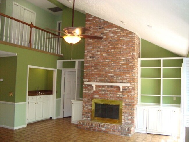 Building Photo - 4 Bedroom 2.5 Bath Home available to rent!