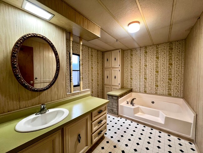 Building Photo - 721 S 83rd Ave