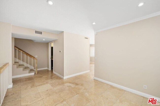 Building Photo - 1732 Palisades Dr