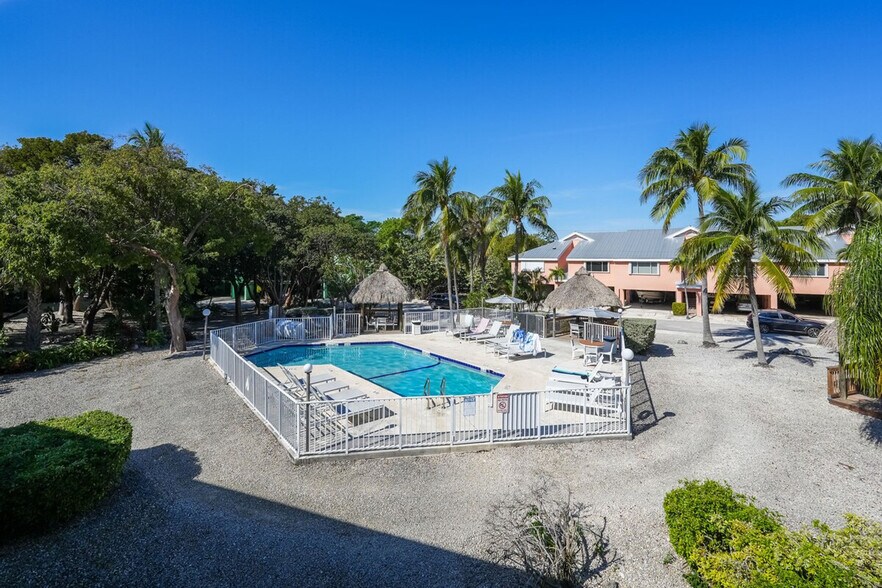 Building Photo - 9860 Leeward Ave
