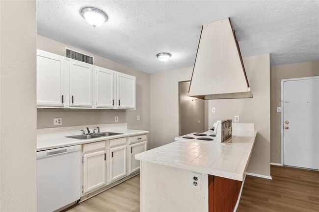 Building Photo - 17622 Autumn Hills Dr