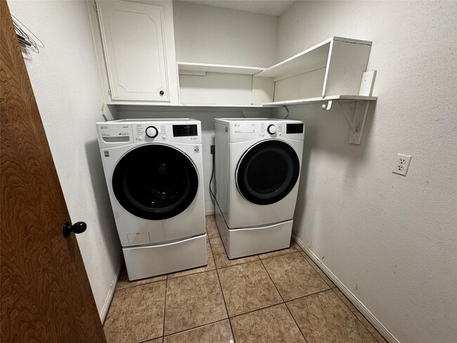 Building Photo - 9914 El Chaco Dr