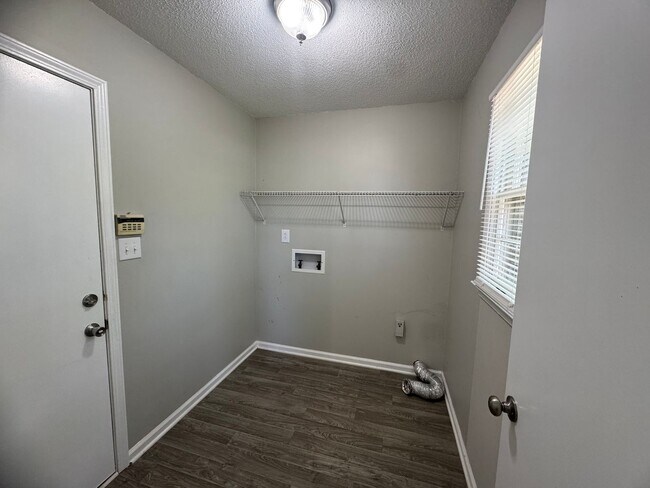 Building Photo - Beautiful Single Family Home in Clarksville