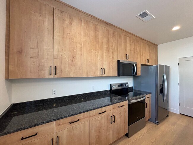 Building Photo - HURRICANE TOWNHOME FOR RENT!