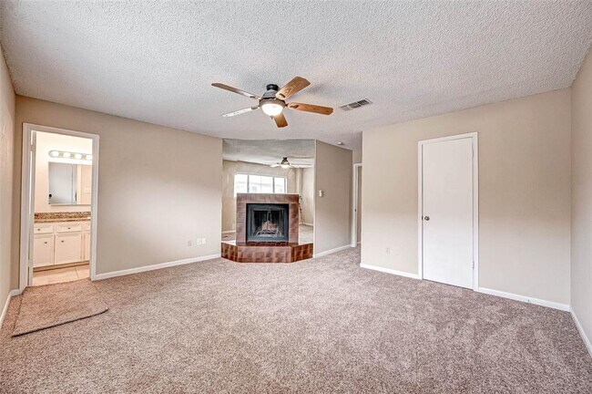 Building Photo - 13922 Hollowgreen Dr