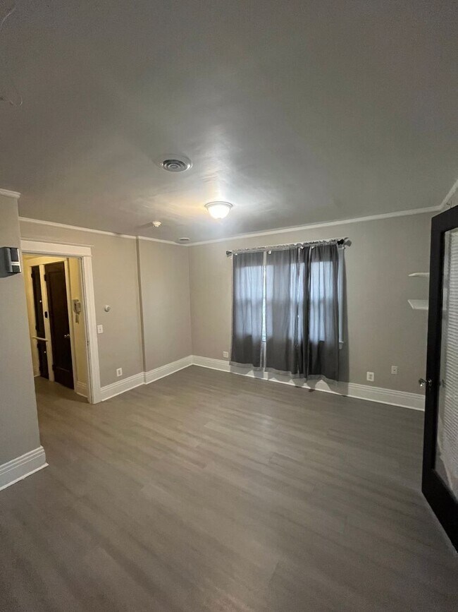 Building Photo - 2729 Dewey Ave