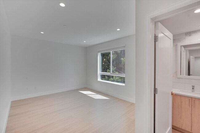 Building Photo - Riverside 4 Lease