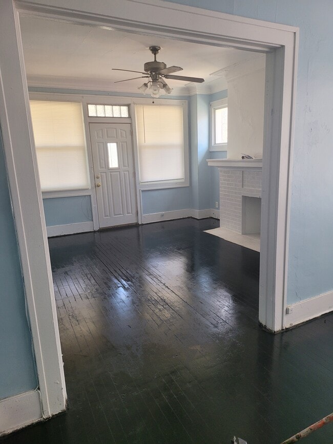 Building Photo - 2307 W Grand St