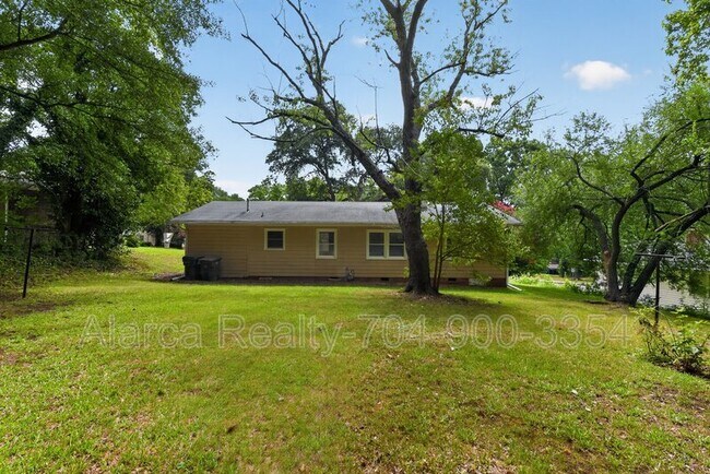 Building Photo - 1007 Green Cir Dr