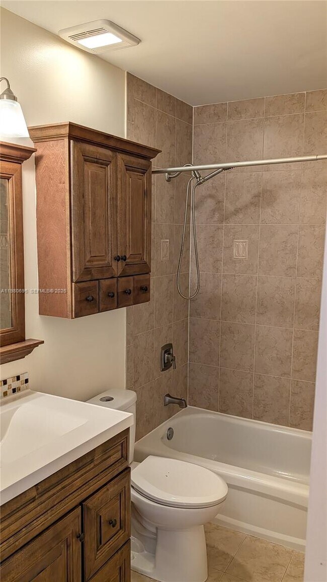 Building Photo - 202 W Forest Oak Cir