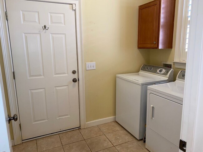 Building Photo - 606 Trillium Ct