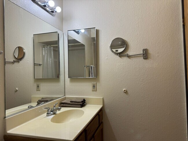 Building Photo - 2BR 2 BA Furnished  Condo across from Colorado Rivergated entry
