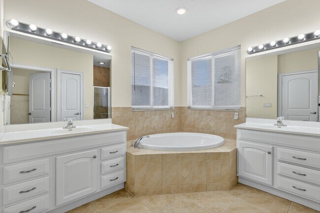 Building Photo - Large and Clean home on a corner lot. 3 Be...