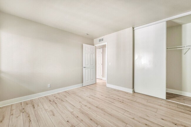 Building Photo - 1405 Vegas Valley Dr