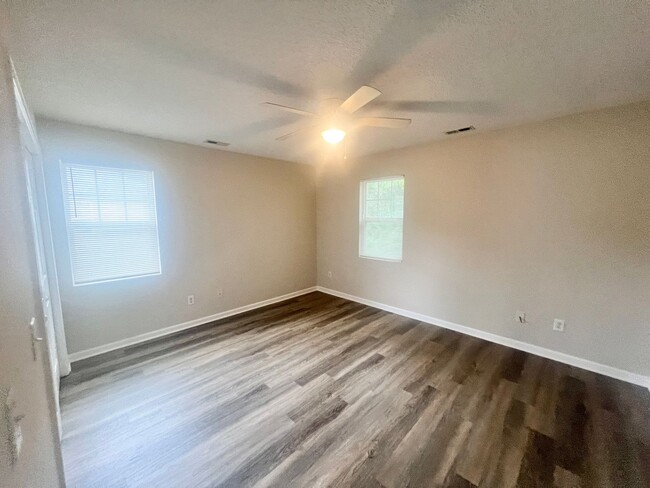 Building Photo - RENT SPECIAL! UPDATED MODERN UNIT! 3BR Clo...