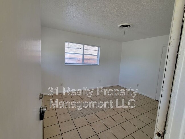 Building Photo - 1528 W Elm St