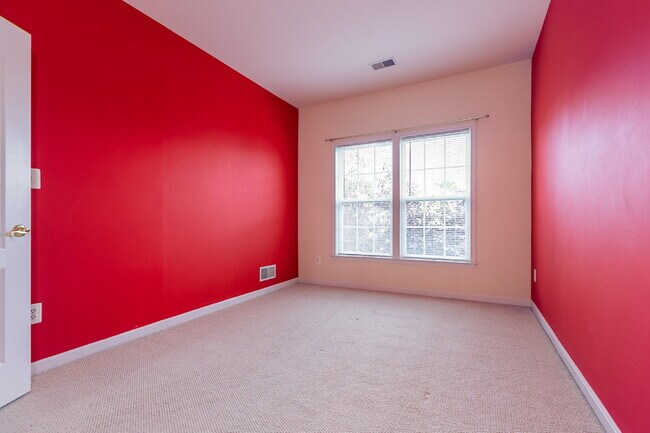 Building Photo - Spacious, Light-Filled Home in the Desirable Broadlands