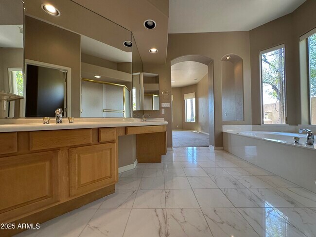 Building Photo - 2053 E Clubhouse Dr