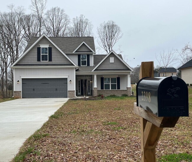 Building Photo - Breathtaking 4 Bedroom, 2 1/2 Bathroom House in Winston Salem, NC!