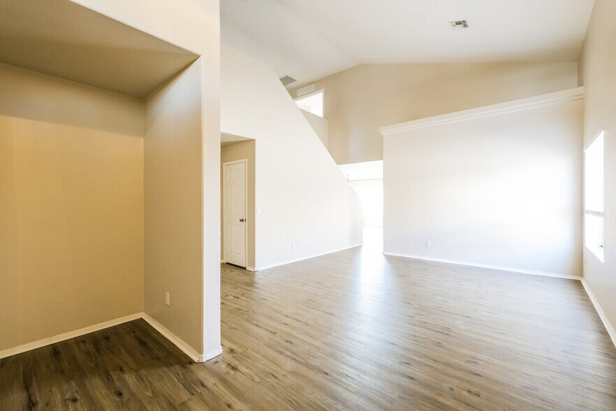 Building Photo - 4310 N 124th Ave