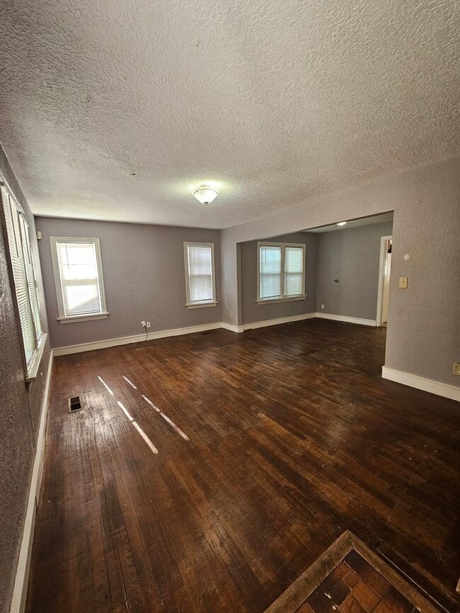 Building Photo - (4) Bed, (3) Bath with (2) Living Areas Av...