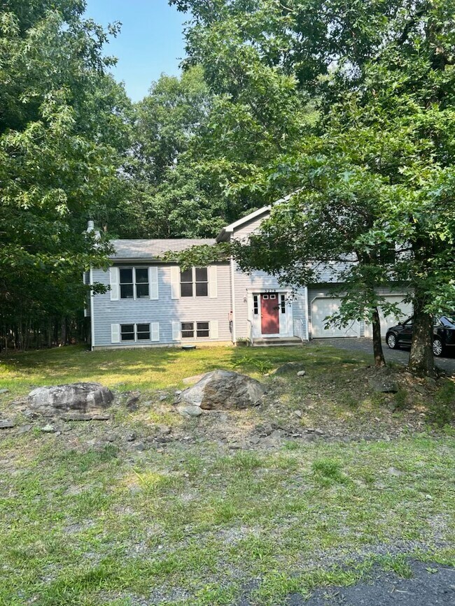 3279 Stonehenge Dr 3279 Stonehenge Dr East Stroudsburg PA 18301