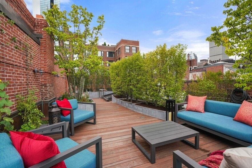 Building Photo - 132 Commonwealth Ave