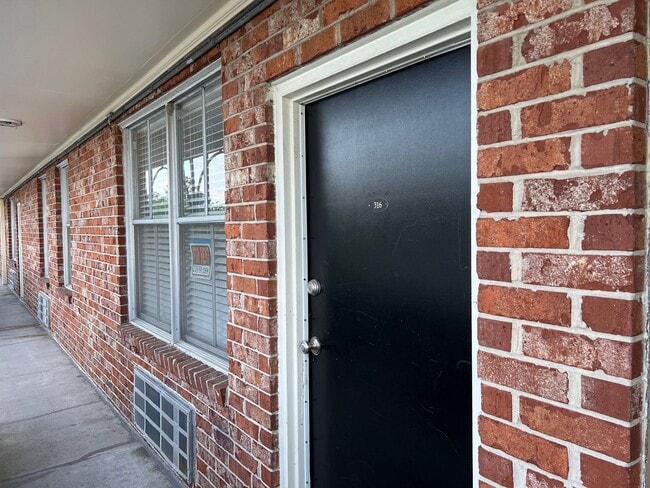 Building Photo - 2 BR CONDO NEAR LSU