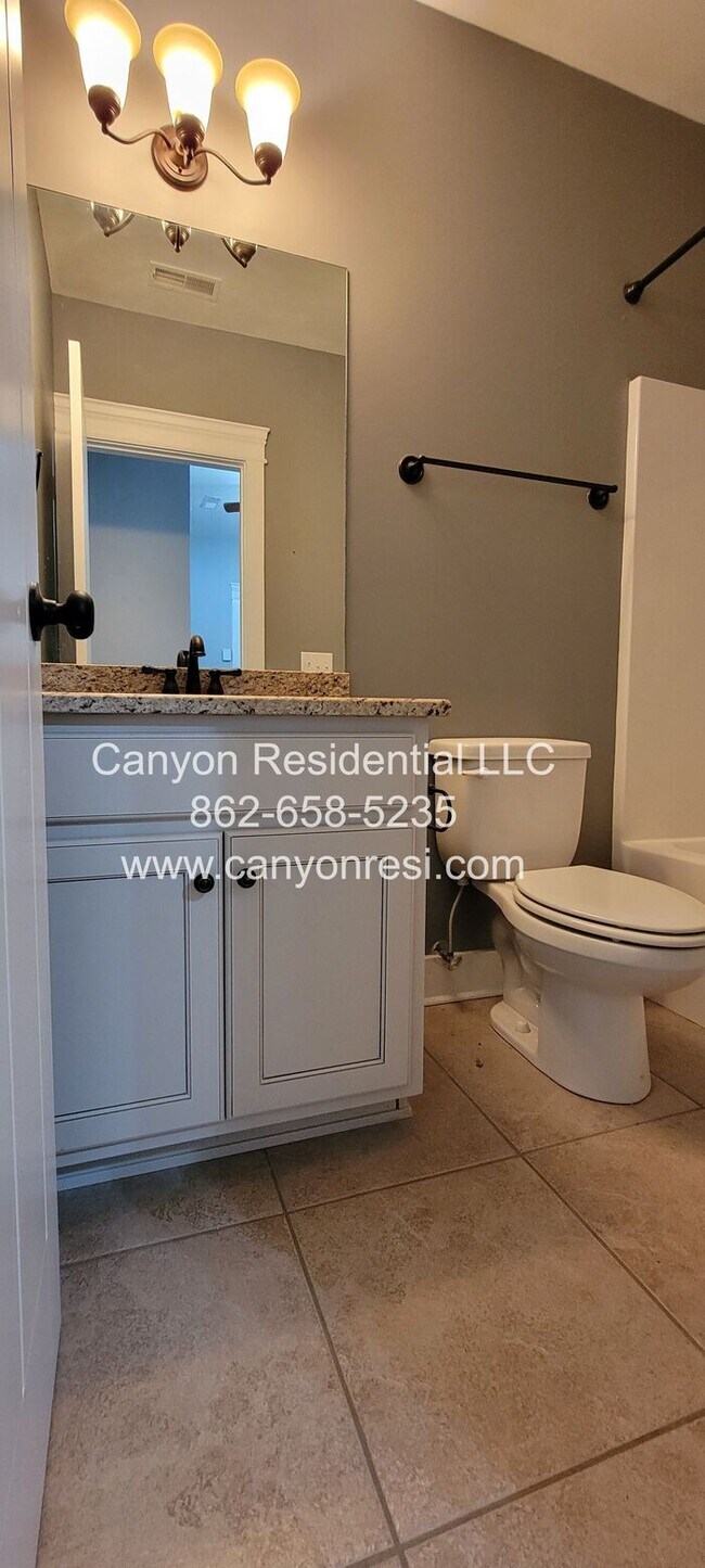Building Photo - Nice Sized 4 Bed 3 Bath home in great location!