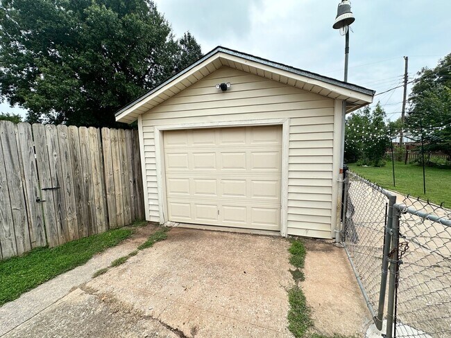 Building Photo - For Rent – Charming NW OKC Home with Solar...