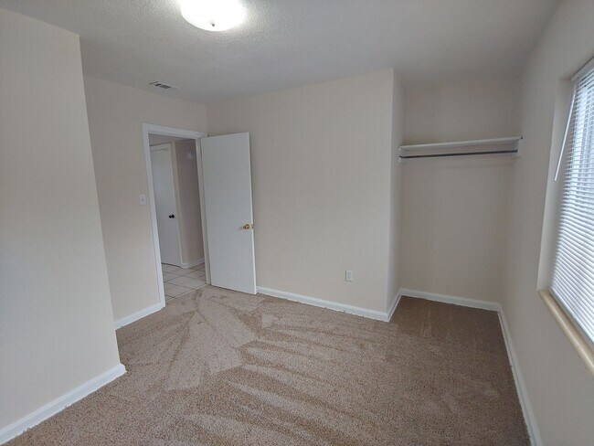 Building Photo - Cute 3BR/1BA cottage with central heat & a...