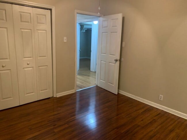 Building Photo - LIVE ON THE LAKE!!