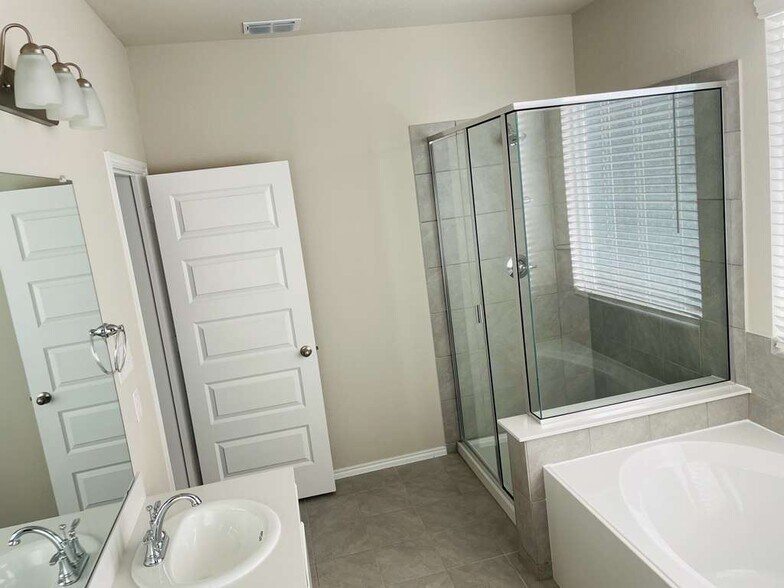 Building Photo - 10032 Adams Ln