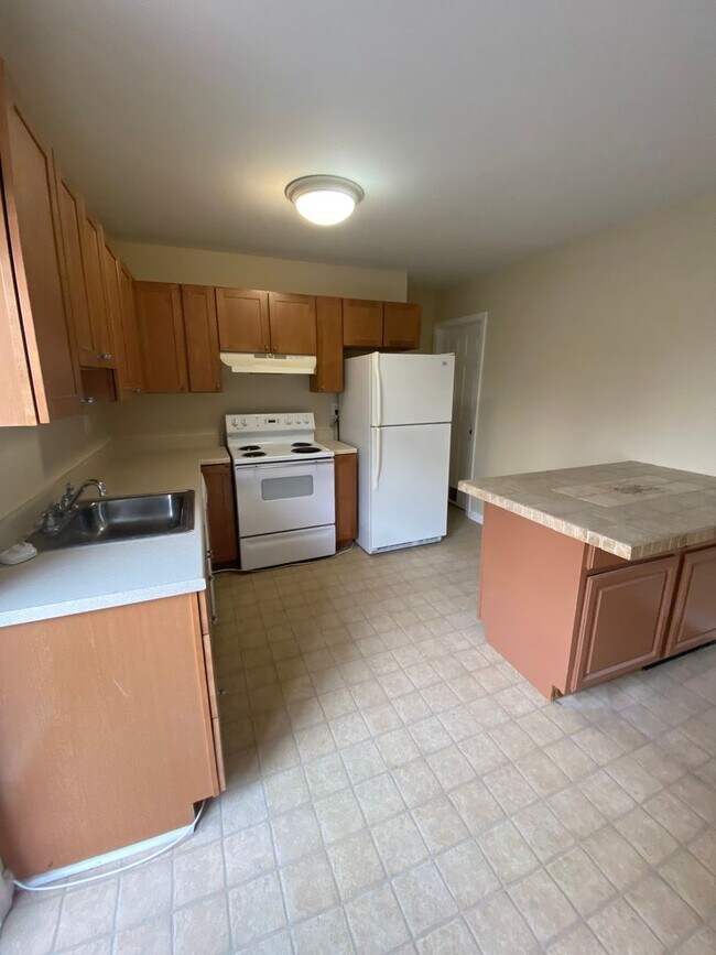 Building Photo - Charming Crofton Mews Condo