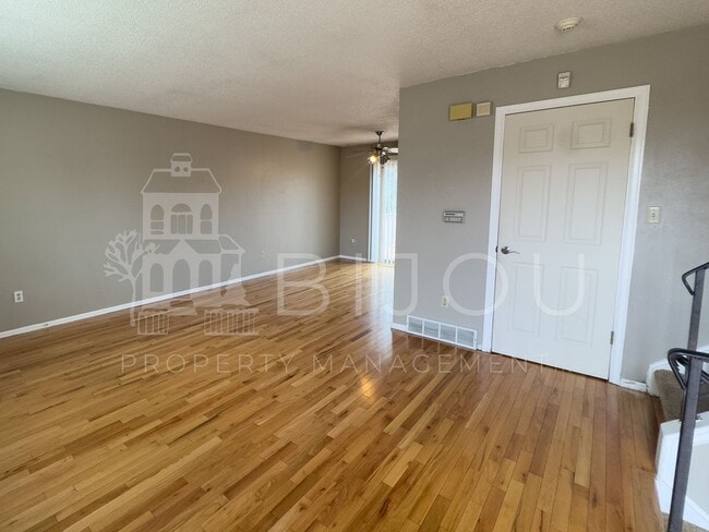 Building Photo - Conveniently Located Tri-Level