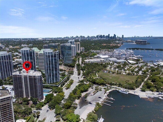 Building Photo - 2843 S Bayshore Dr