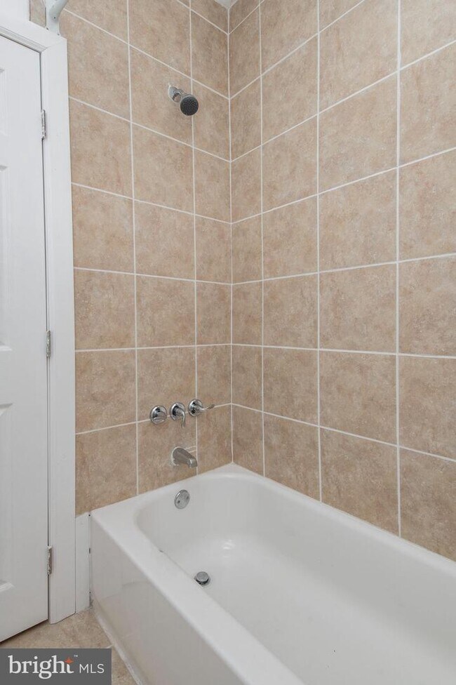 Building Photo - 5524 Delancey St