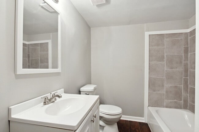 Building Photo - Large 3BR/2BA Near Downtown Savannah Home For Rent