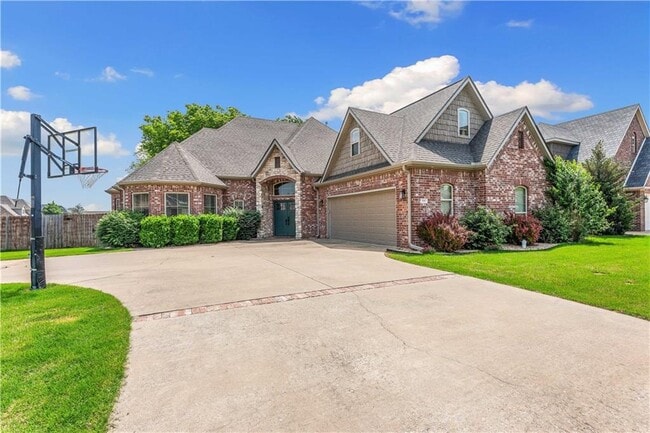 Building Photo - 501 SE Eaton St